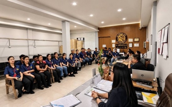 ประชุมประจำเดือนพนักงานบริษัทส่งออกผักสด